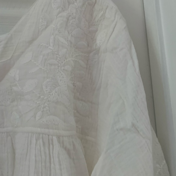 White blouse - Picture 2 of 3